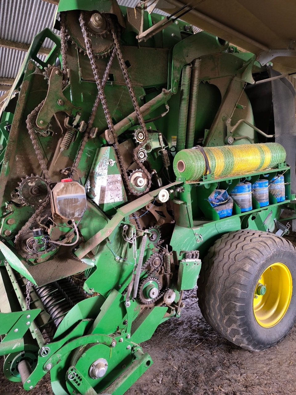 Presse balles rondes JOHN DEERE V461R - photo slide 10