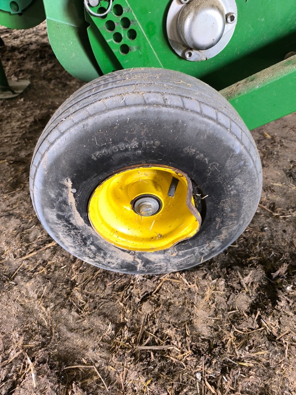 Presse balles rondes JOHN DEERE V461R - photo slide 13