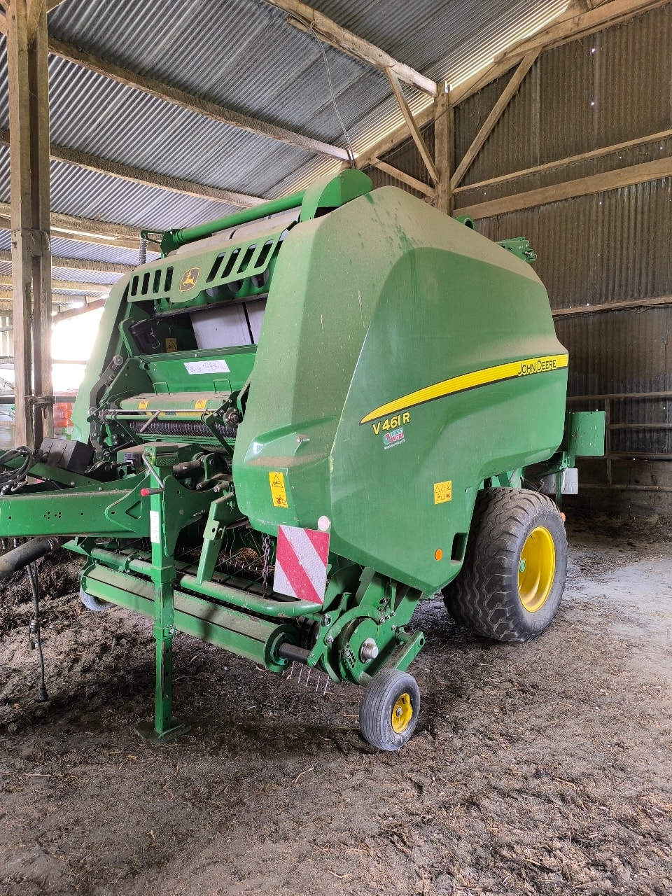 Presse balles rondes JOHN DEERE V461R - photo slide 1