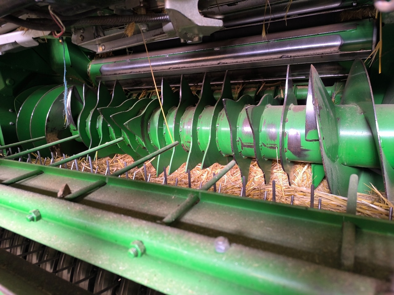 Presse balles rondes JOHN DEERE V461R - photo slide 12