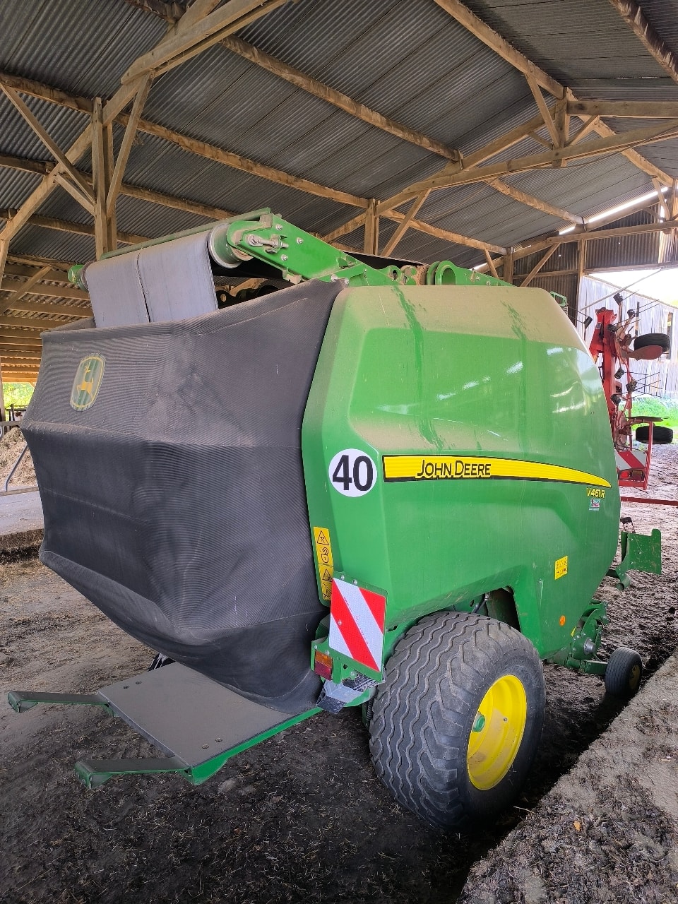 Presse balles rondes JOHN DEERE V461R - photo slide 4
