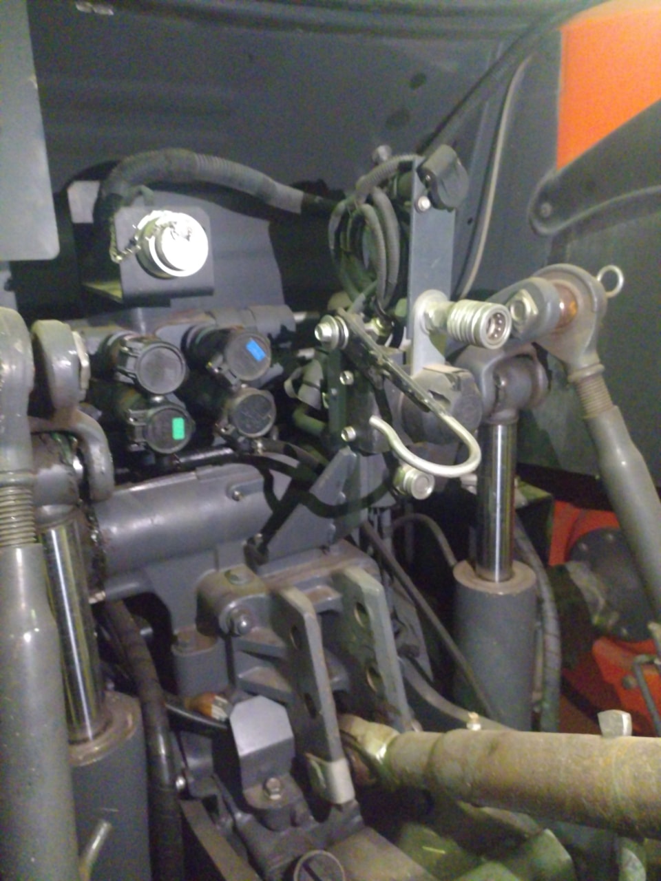Tracteur chargeur KUBOTA M125 GXS-III - photo slide 16