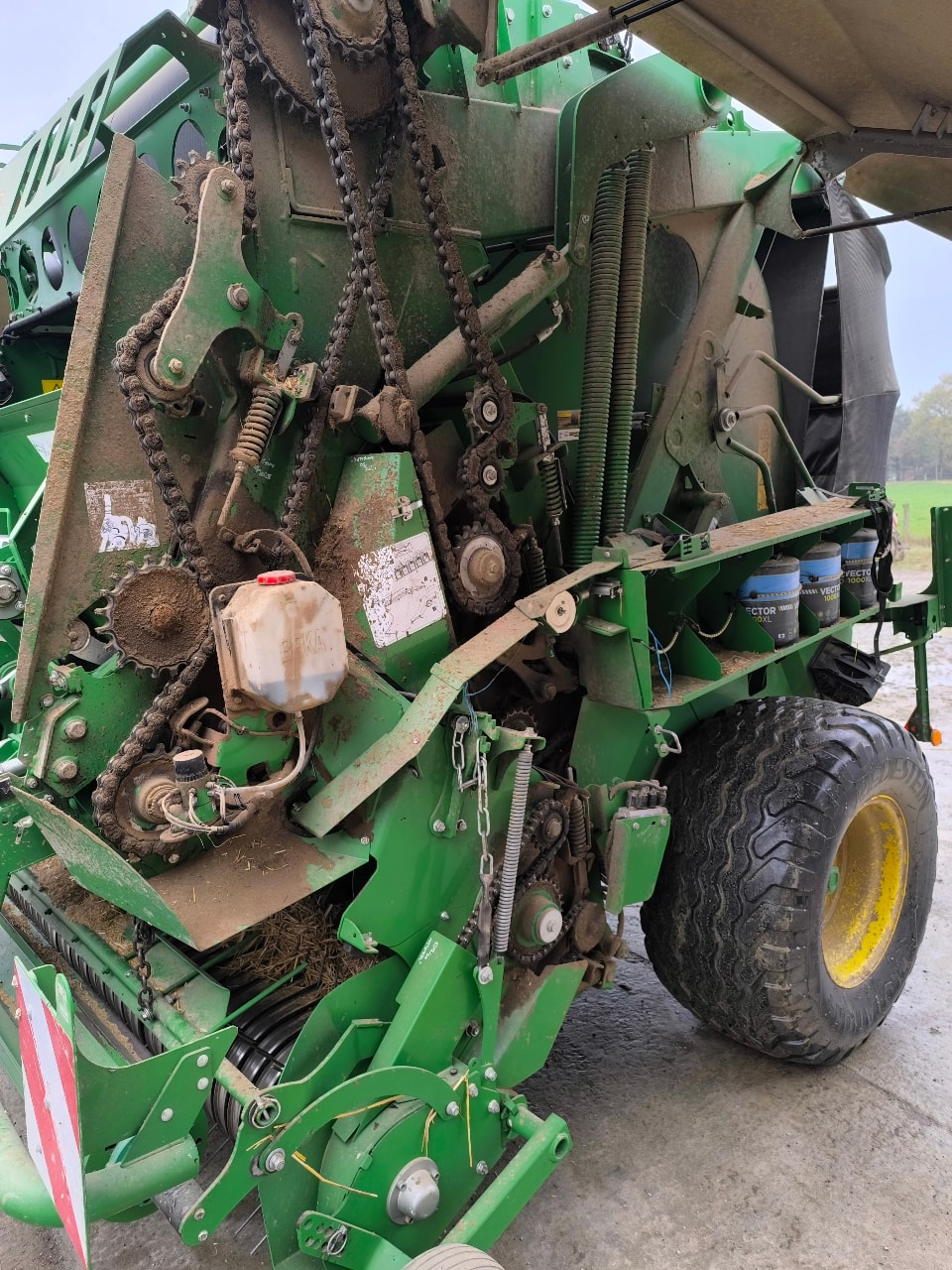 Presse balles rondes JOHN DEERE V461R - photo slide 11