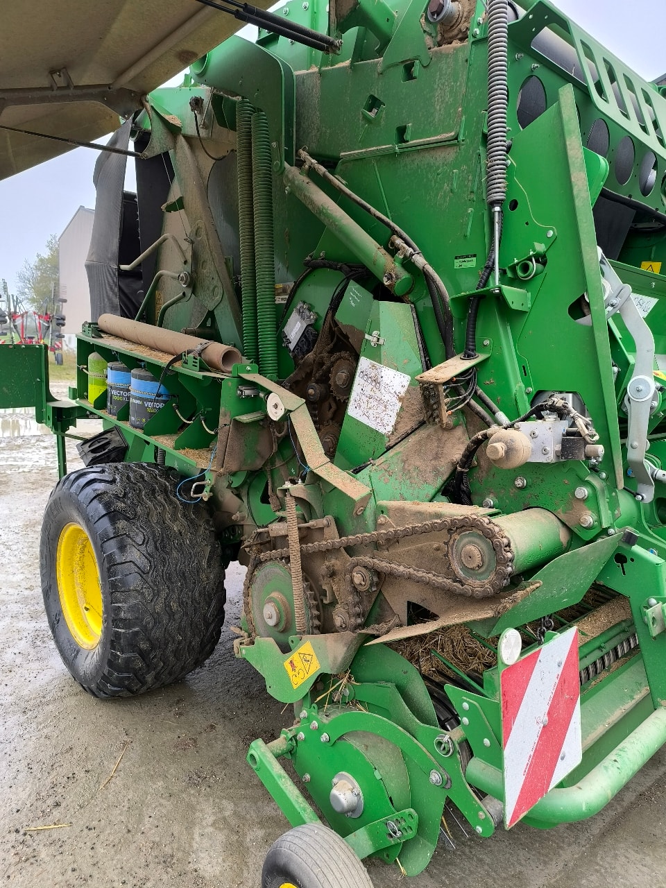 Presse balles rondes JOHN DEERE V461R - photo slide 12