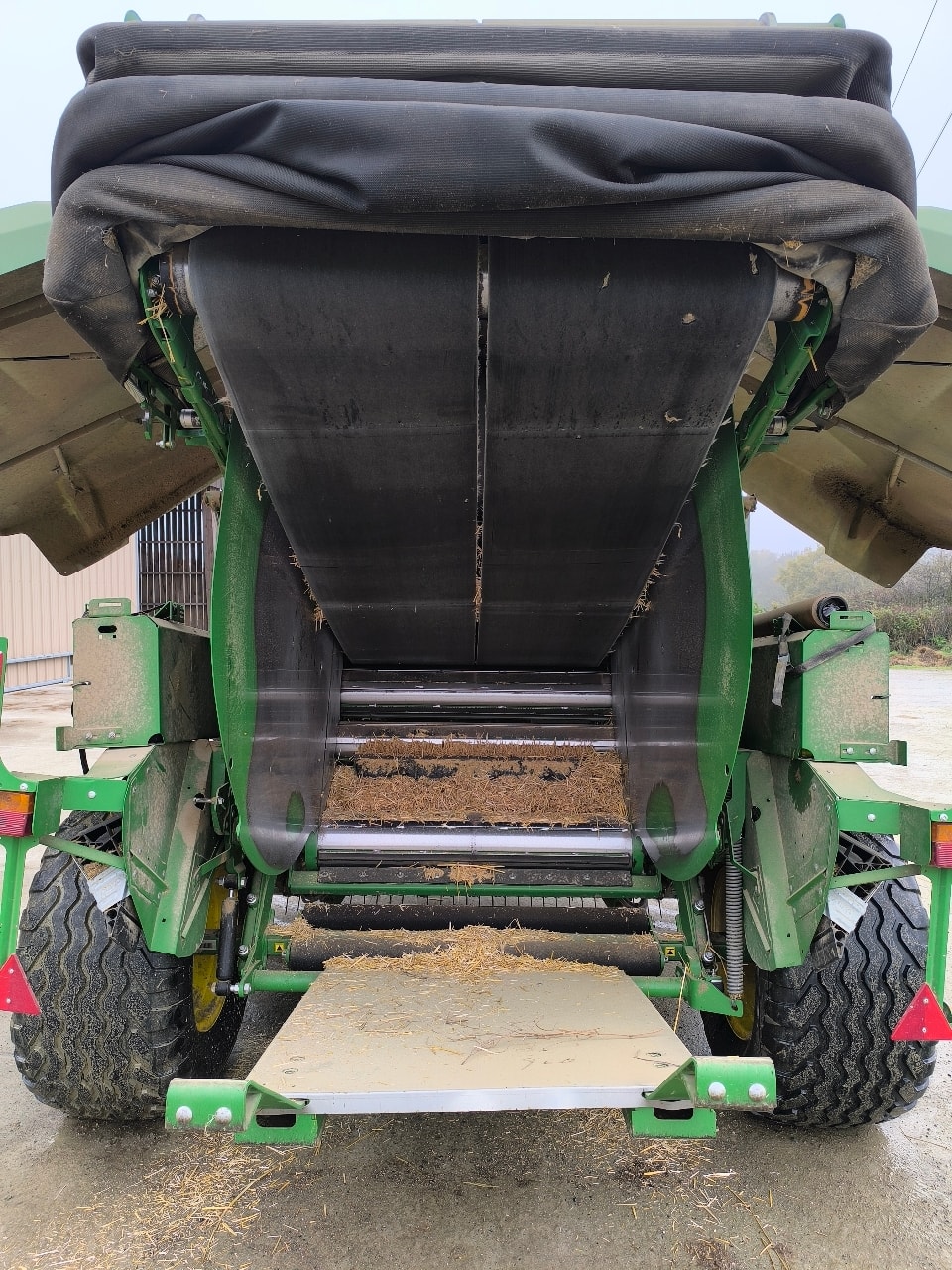 Presse balles rondes JOHN DEERE V461R - photo slide 6