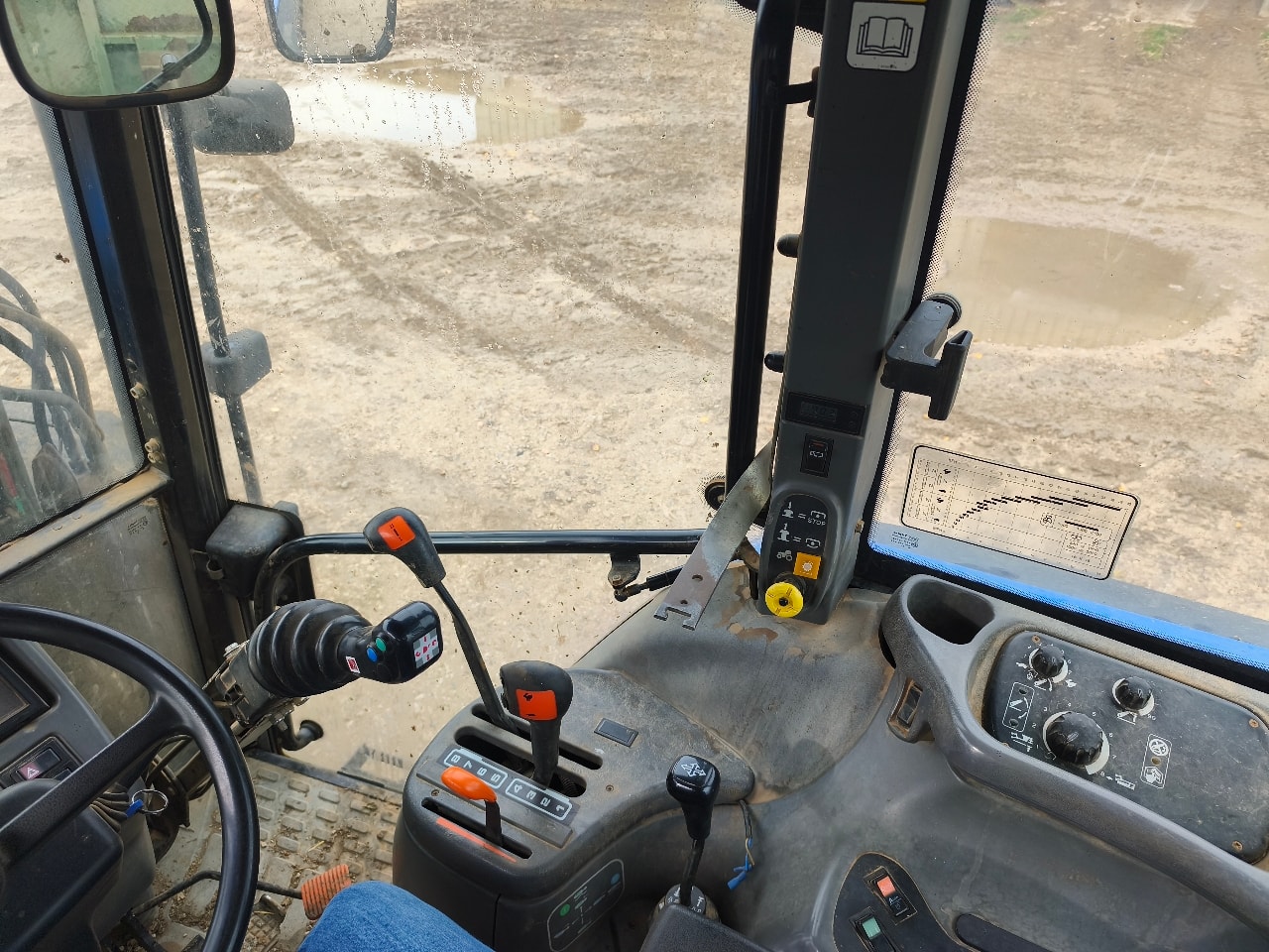 Tracteur chargeur NEW HOLLAND TS 115 - photo slide 9