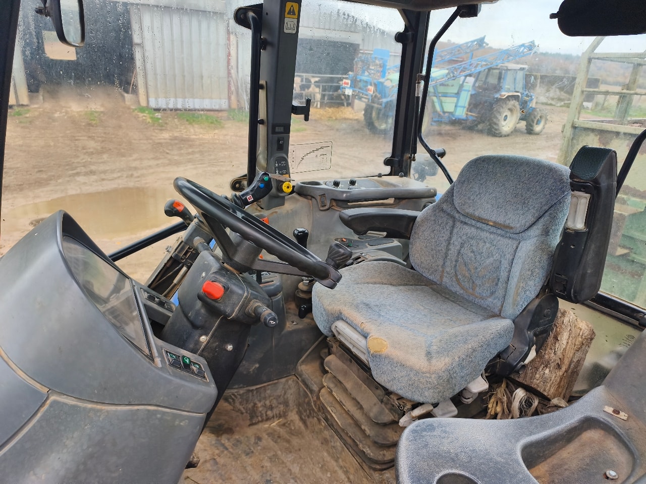 Tracteur chargeur NEW HOLLAND TS 115 - photo slide 11