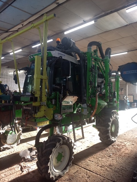 Tracteur enjambeur TECNOMA T140 - photo slide 6