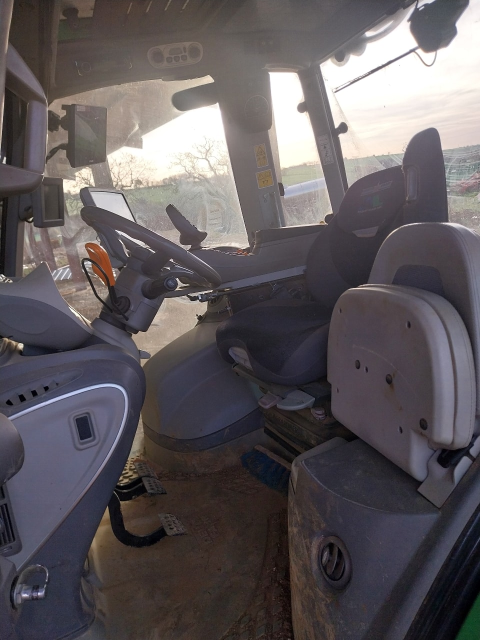 Tracteur DEUTZ FAHR 6205 AGROTRON TTV - photo slide 14