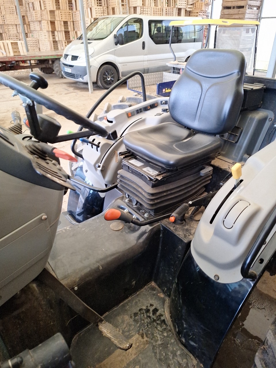 Tracteur etroit CLAAS Nexos 230 - photo slide 6