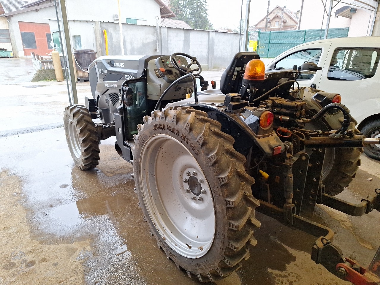 Tracteur etroit CLAAS Nexos 230 - photo slide 8
