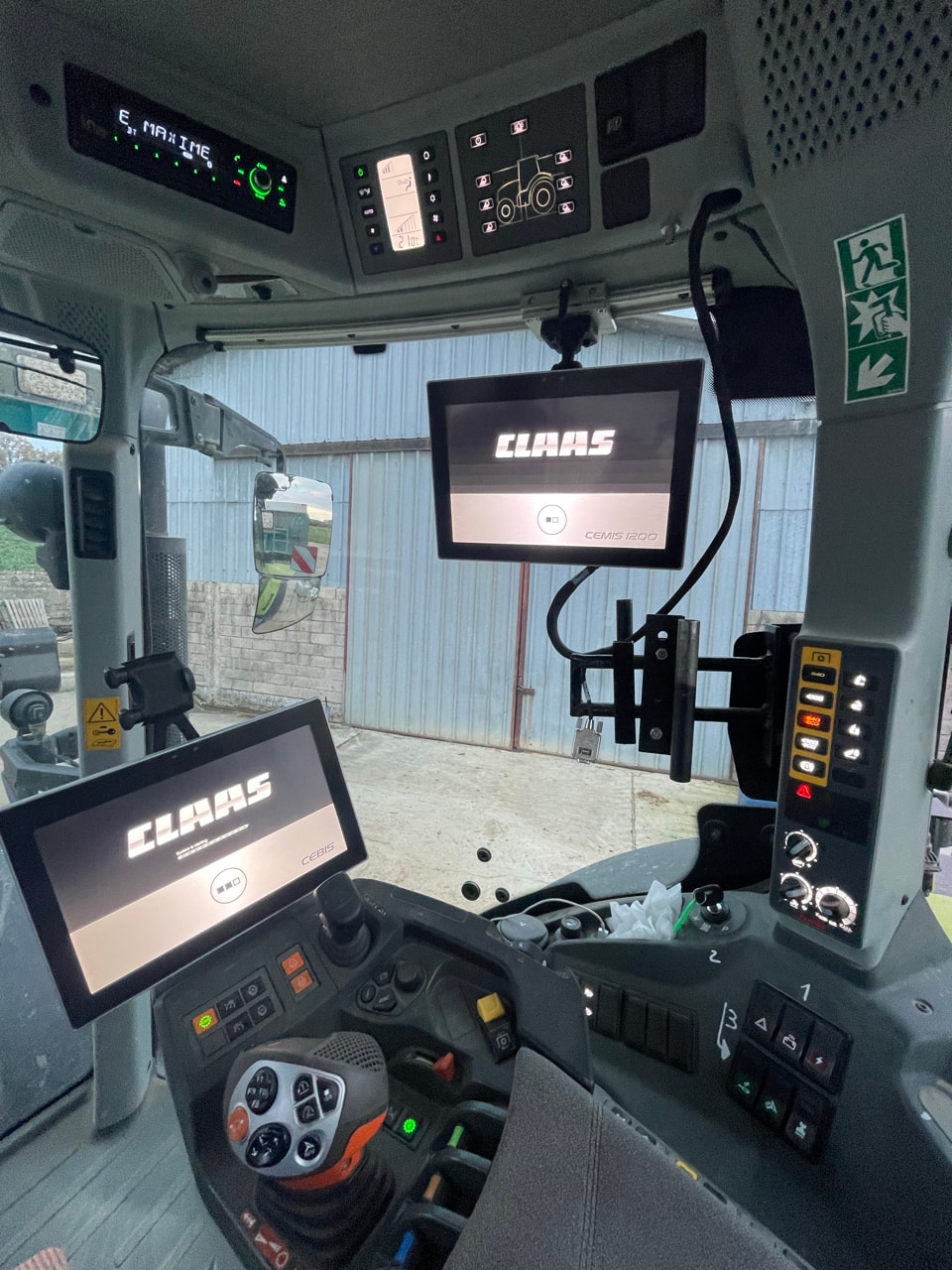 Tracteur CLAAS AXION 850 - photo slide 15