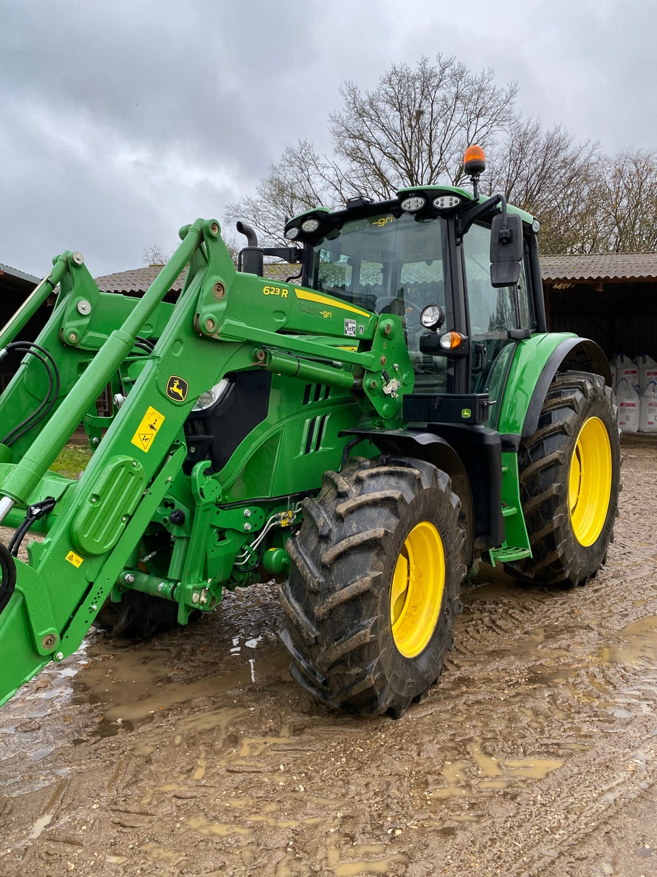 Tracteur chargeur JOHN DEERE 6130M - photo slide 1