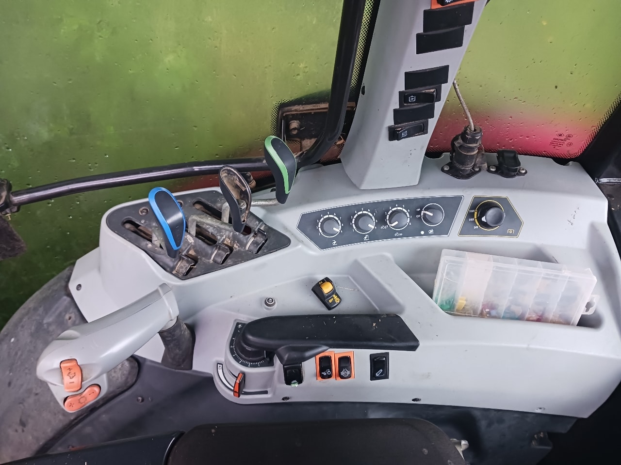 Tracteur chargeur VALTRA A104 MH4 - photo slide 4