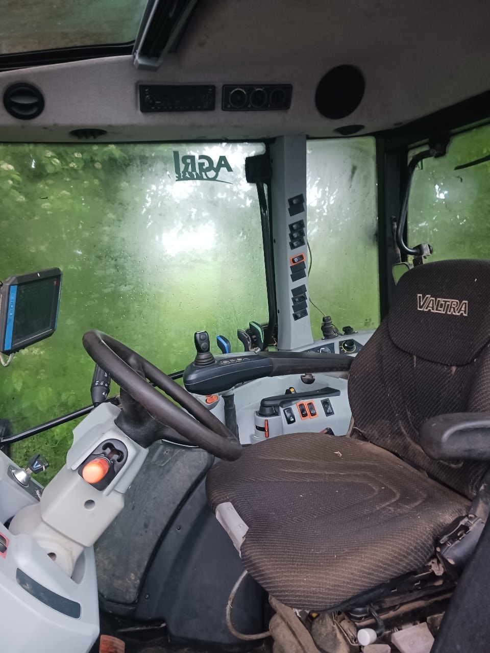 Tracteur chargeur VALTRA A104 MH4 - photo slide 12
