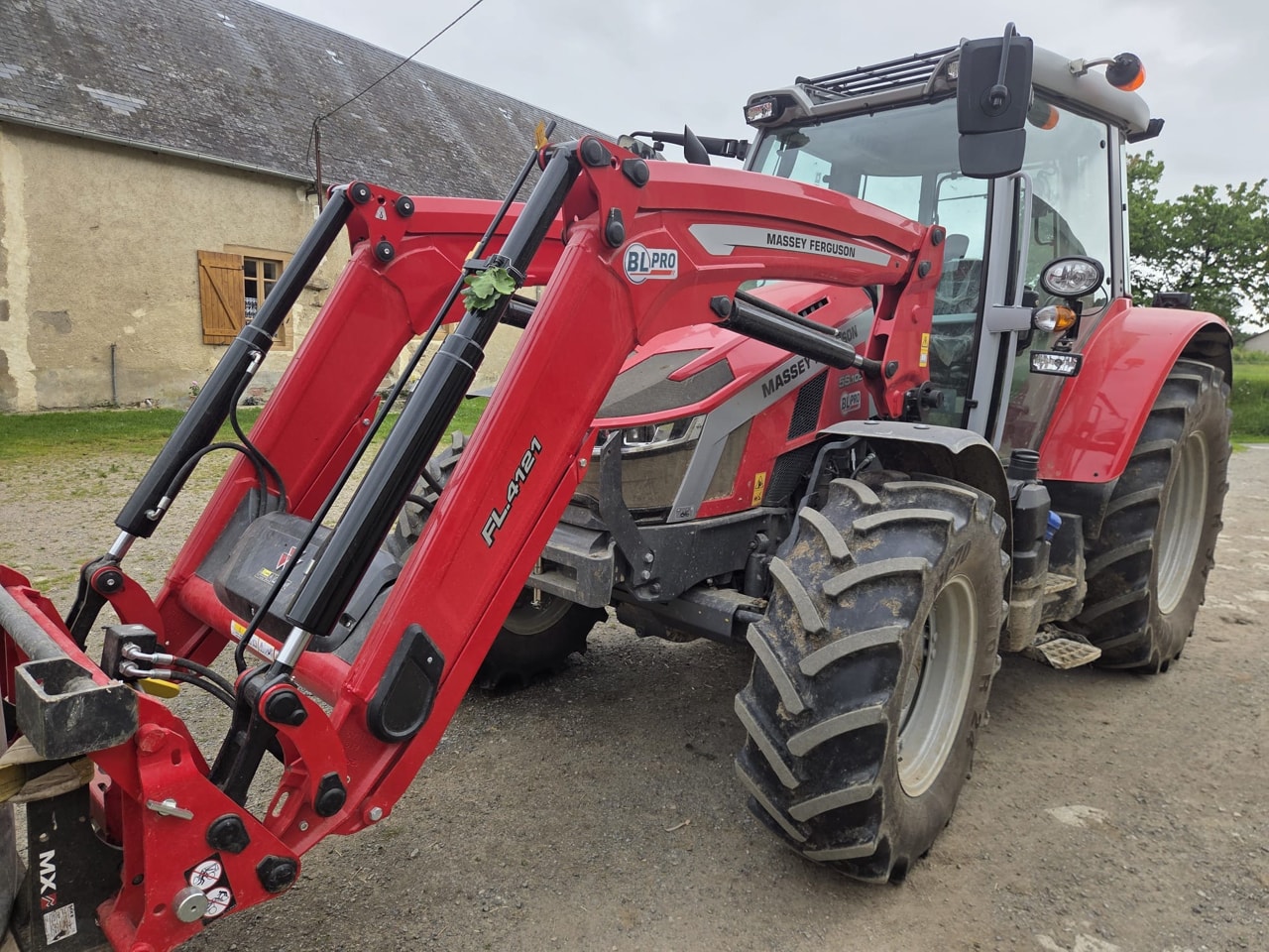 Tracteur MASSEY FERGUSON 5S.105 - photo slide 1