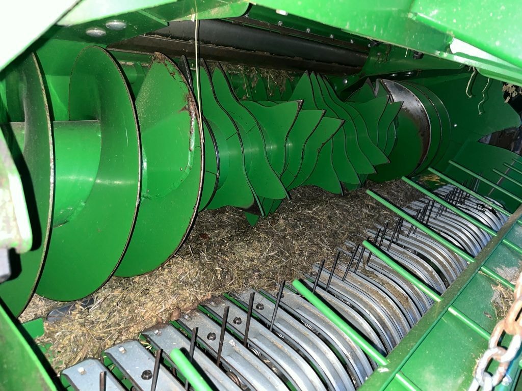 Presse balles rondes JOHN DEERE V451M - photo slide 6