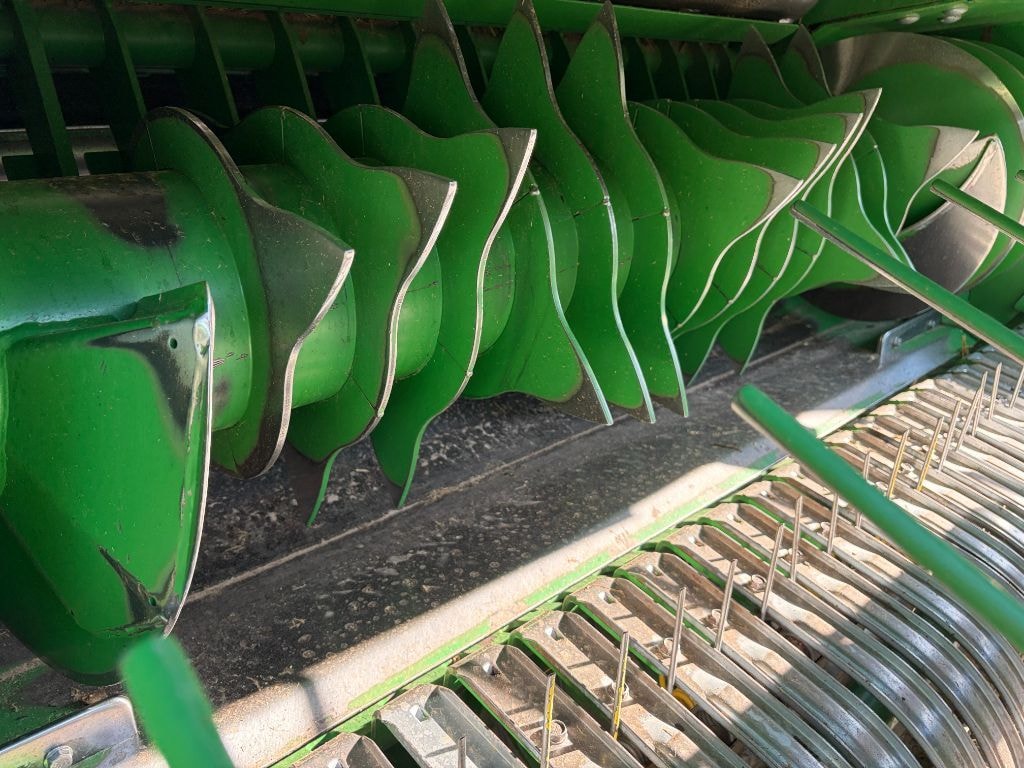 Presse balles rondes JOHN DEERE V461m - photo slide 8
