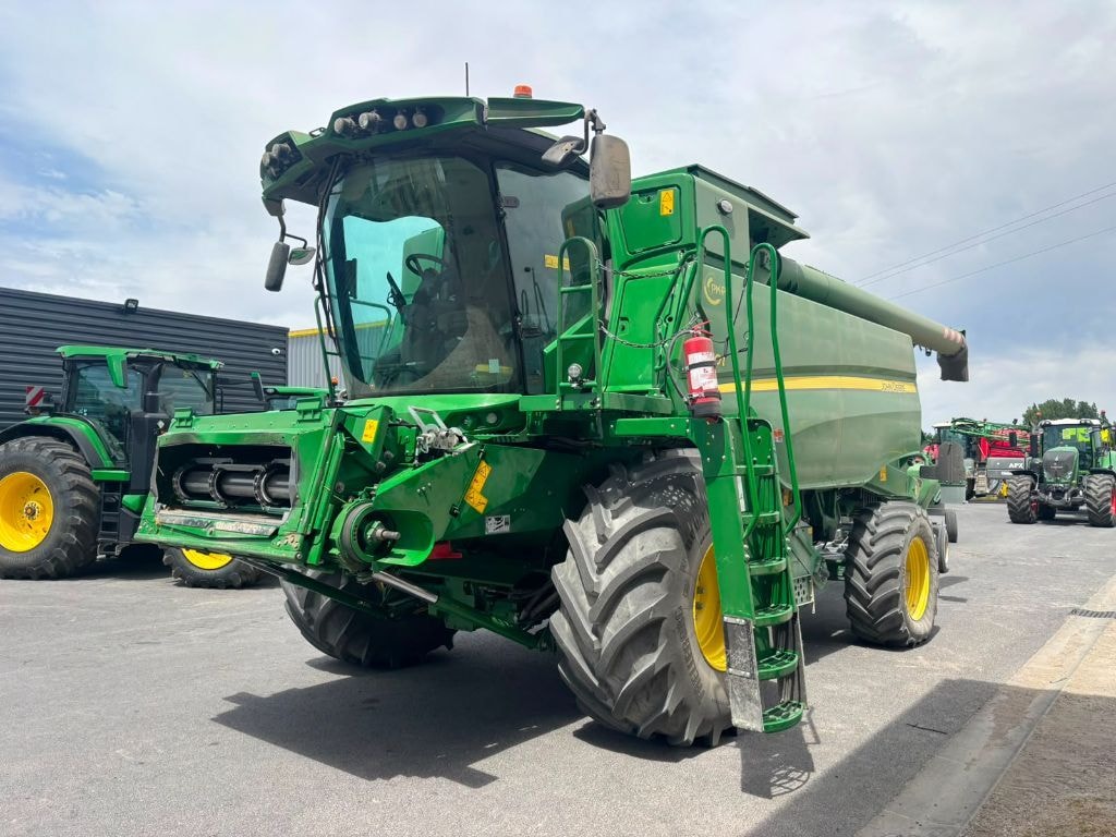 Moissonneuse JOHN DEERE T670i - photo slide 1