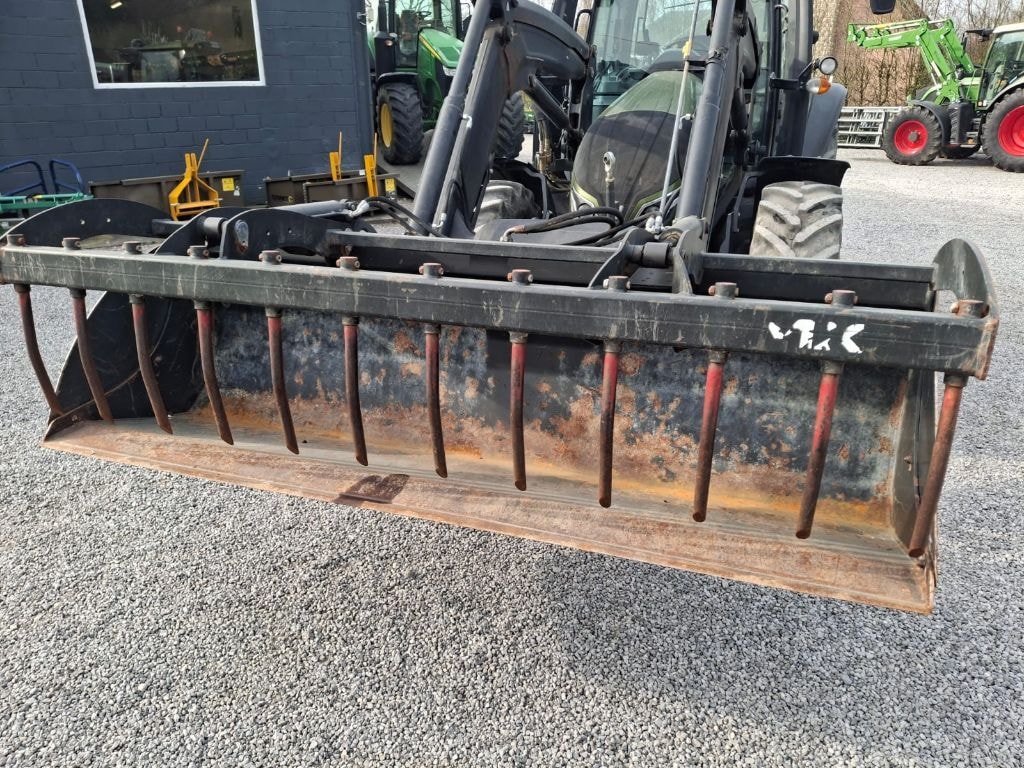 Tracteur VALTRA G135 - photo slide 17