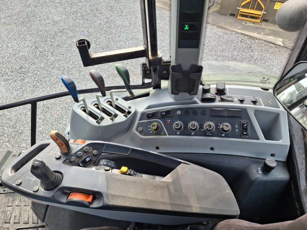 Tracteur VALTRA G135 - photo slide 9