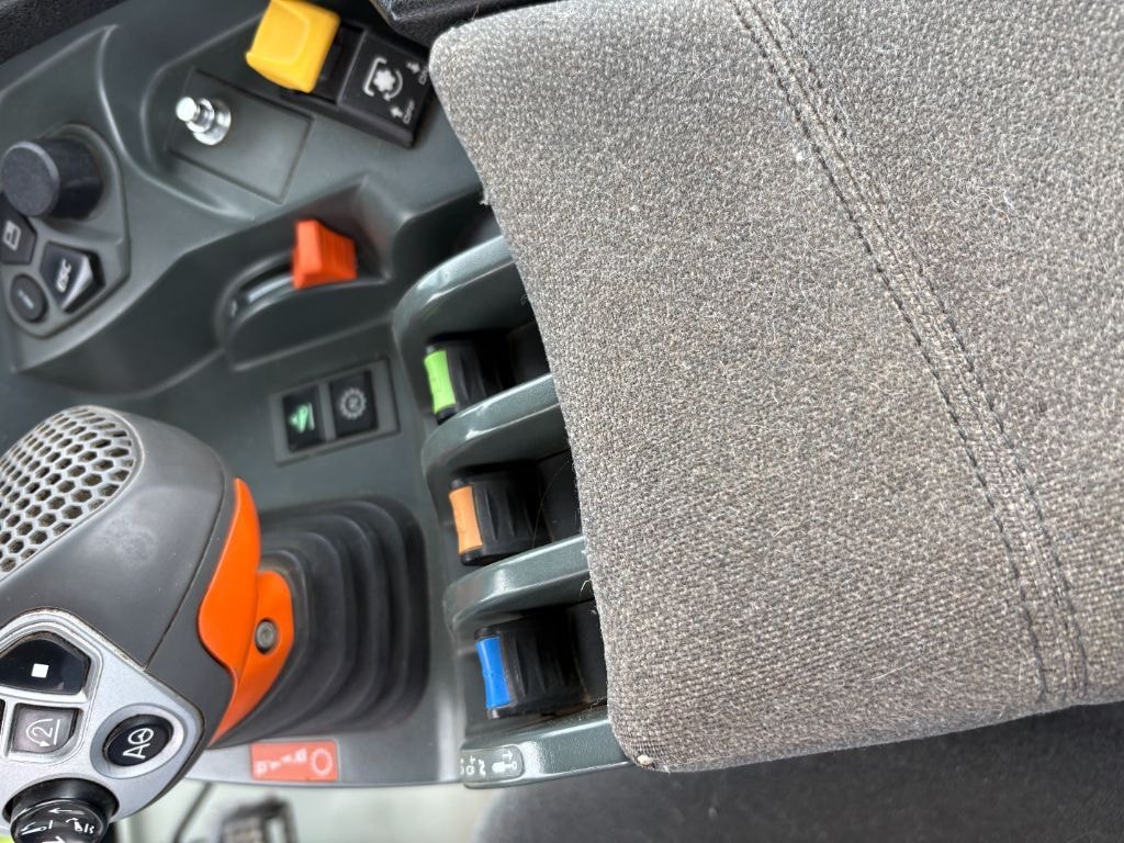 Tracteur CLAAS AXION 810 - photo slide 26