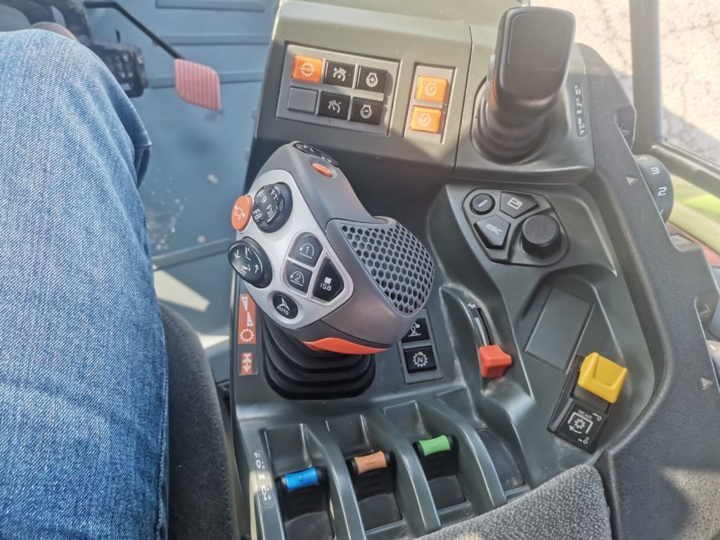 Tracteur CLAAS ARION 630 - photo slide 10