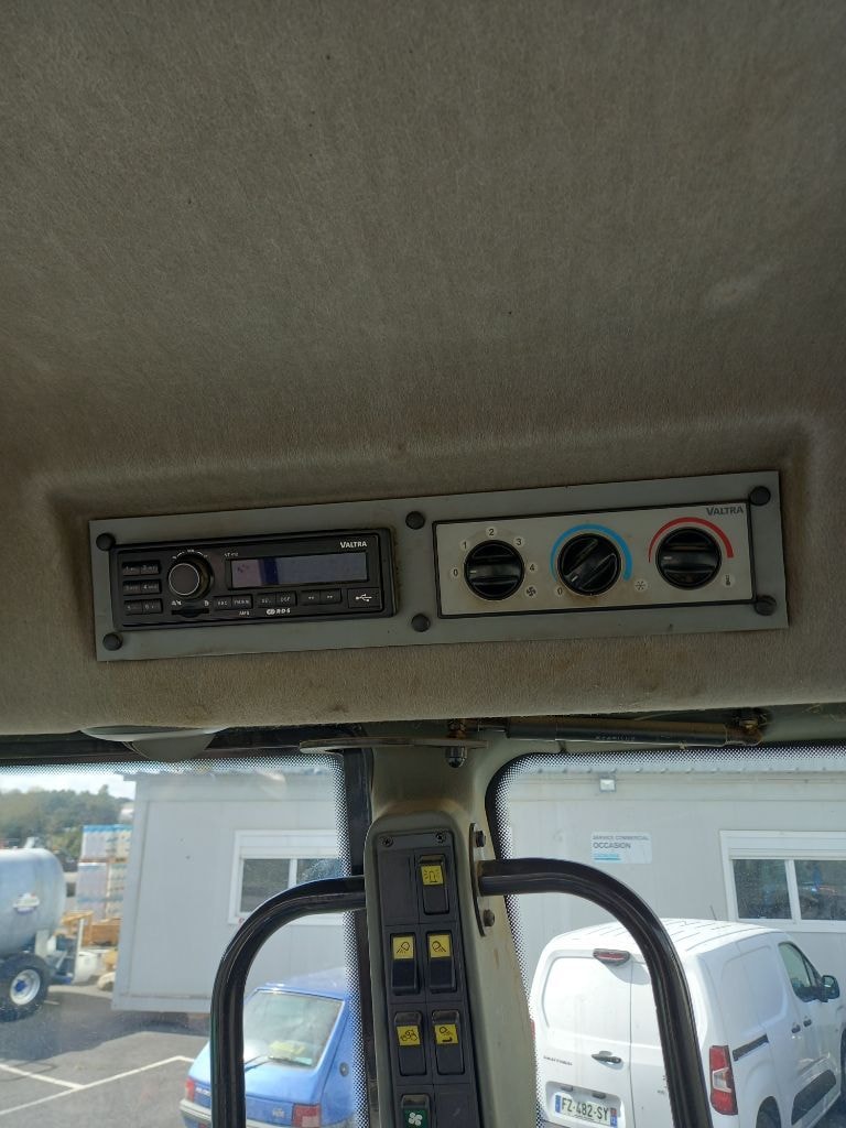 Tracteur VALTRA N141 - photo slide 22