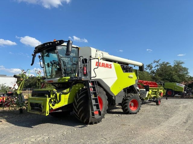 Moissonneuse CLAAS TRION 530 - photo slide 1
