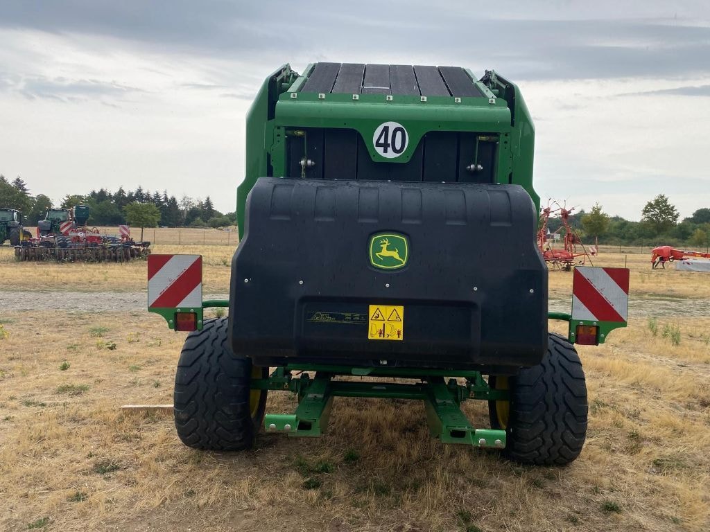 Presse balles rondes JOHN DEERE V451m  - photo slide 8
