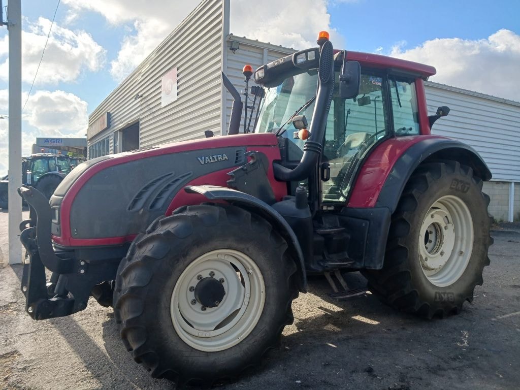 Tracteur VALTRA T152D - photo slide 1