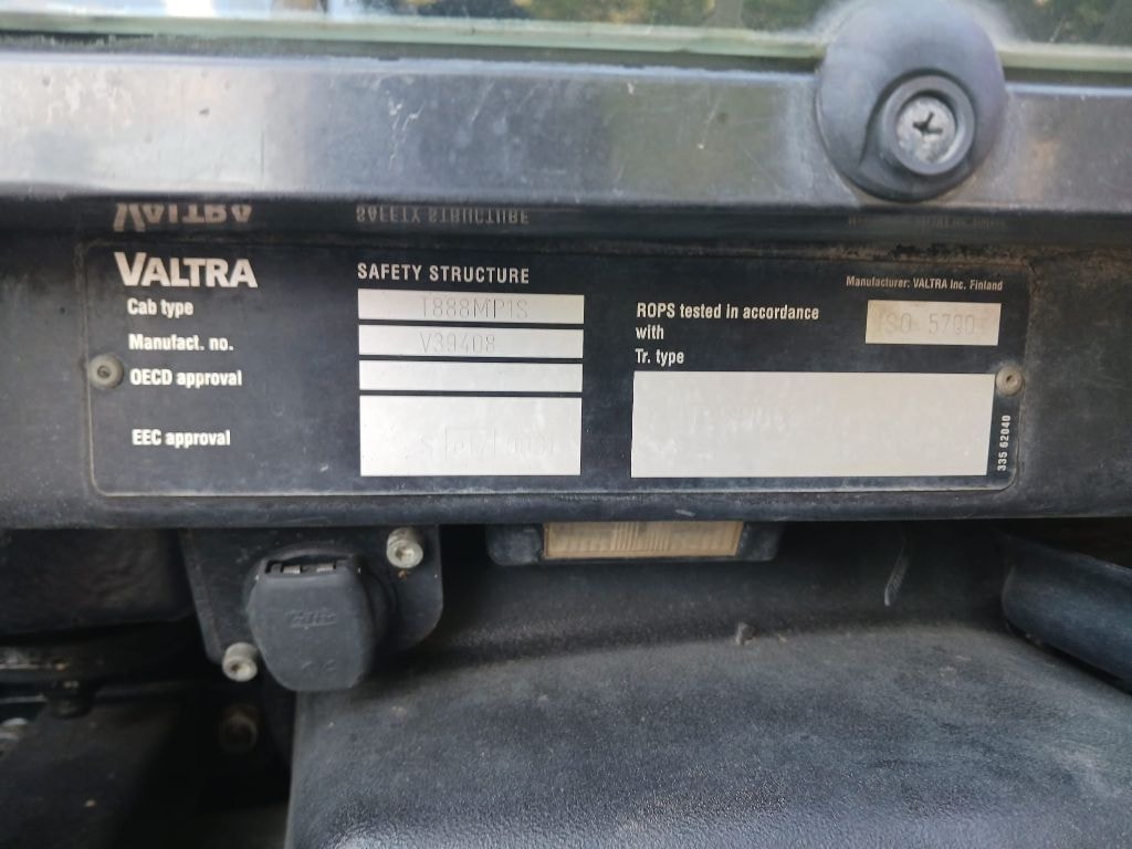 Tracteur VALTRA T152D - photo slide 9