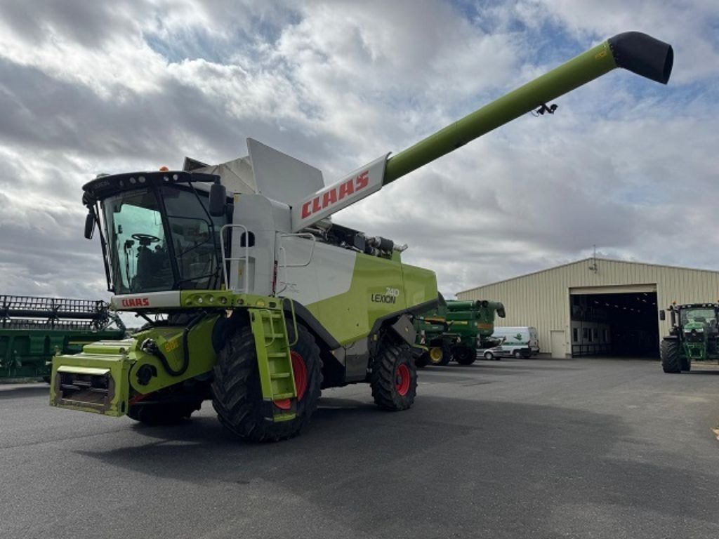 Moissonneuse CLAAS LEXION 740 - photo slide 1