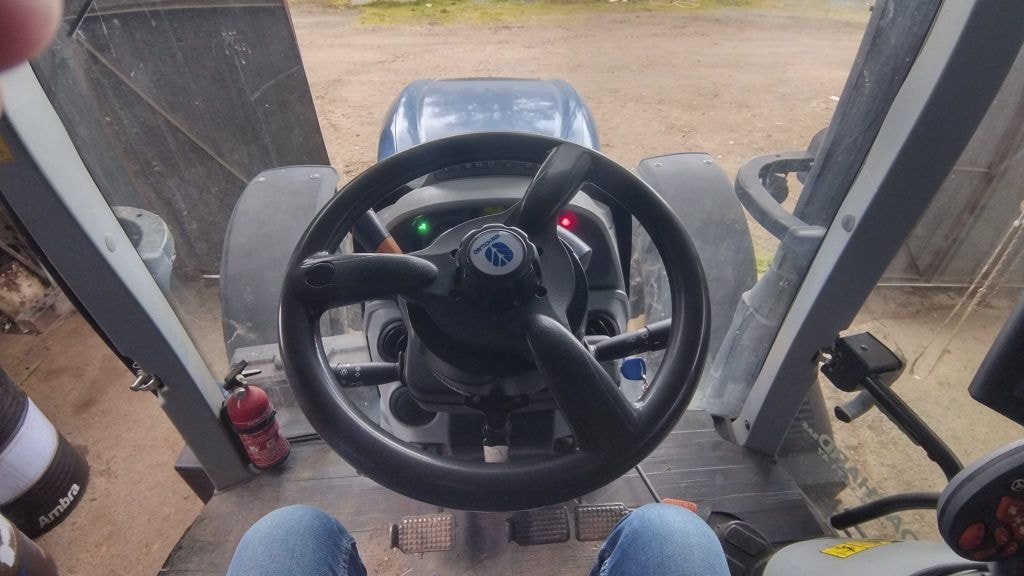 Tracteur NEW HOLLAND T6.145 - photo slide 11