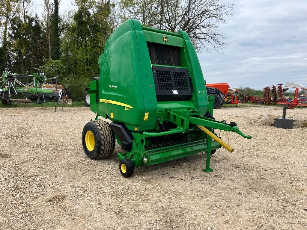 Presse balles rondes JOHN DEERE 864 MAXICUT - photo slide 1