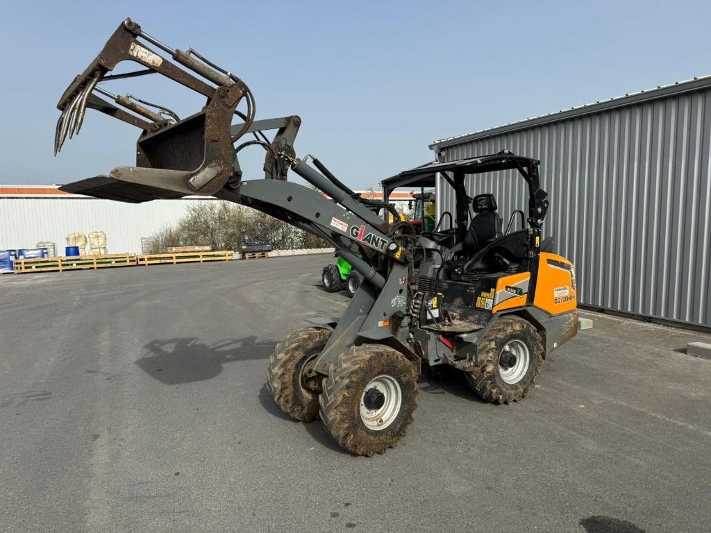 Valet de ferme GIANT G2700HD+ - photo slide 1