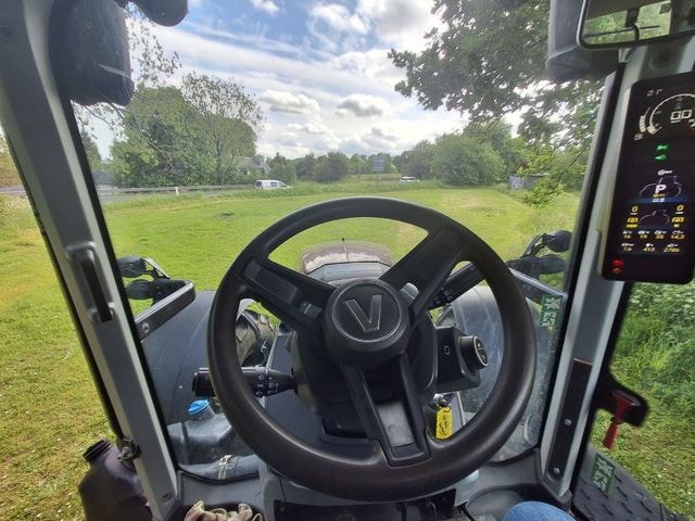 Tracteur VALTRA T215 - photo slide 13