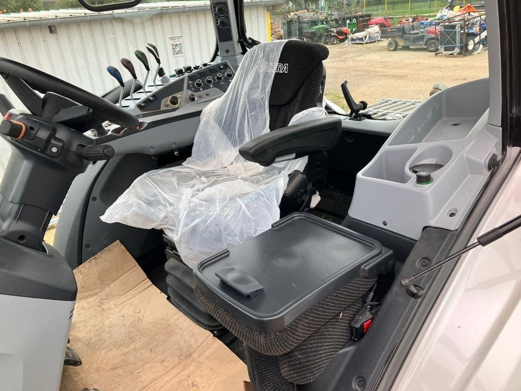 Tracteur VALTRA T 215 A - photo slide 11