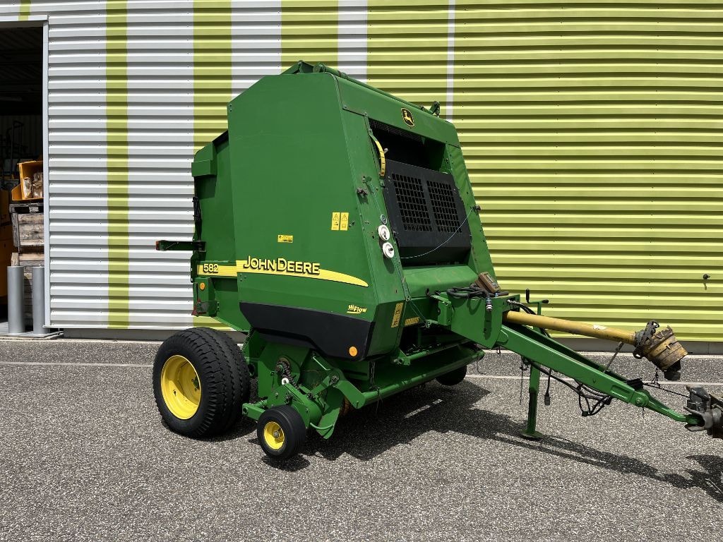Presse balles rondes JOHN DEERE 582 - photo slide 1