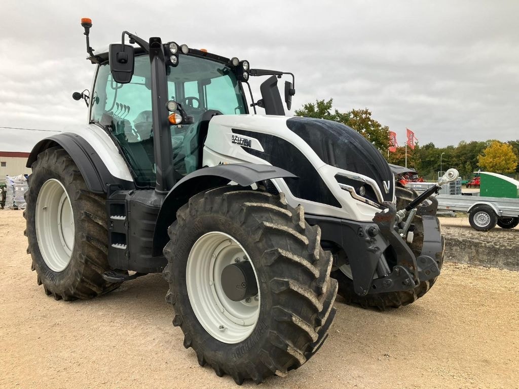 Tracteur VALTRA T 215 A - photo slide 1