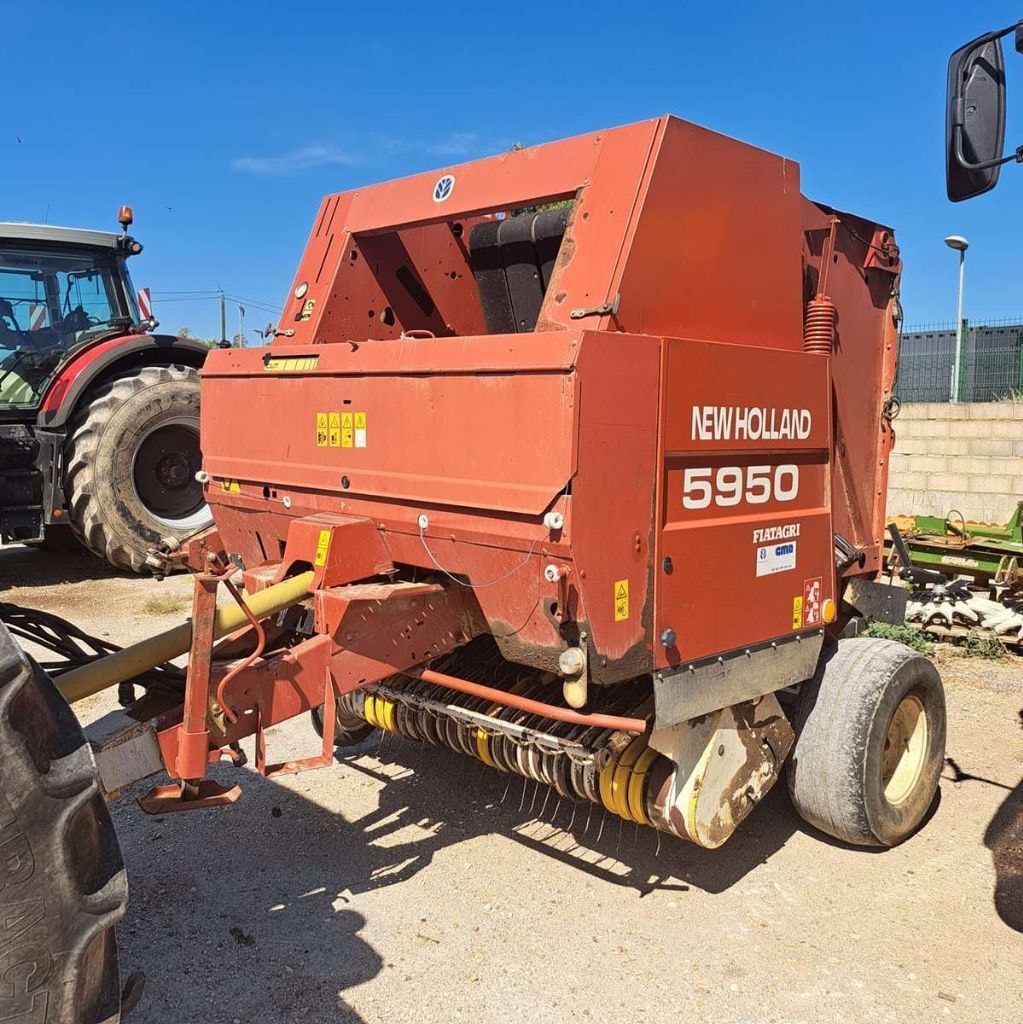 Presse balles rondes NEW HOLLAND 5950 - photo slide 1