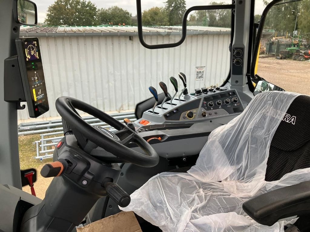Tracteur VALTRA T 215 A - photo slide 7