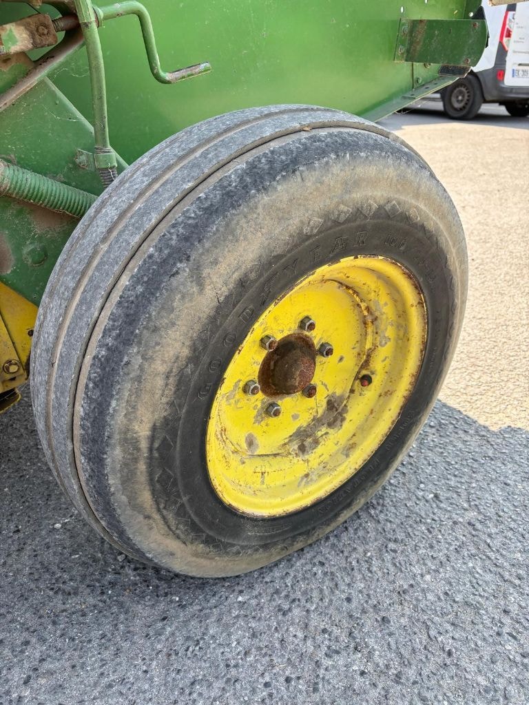 Presse balles rondes JOHN DEERE 550 - photo slide 25