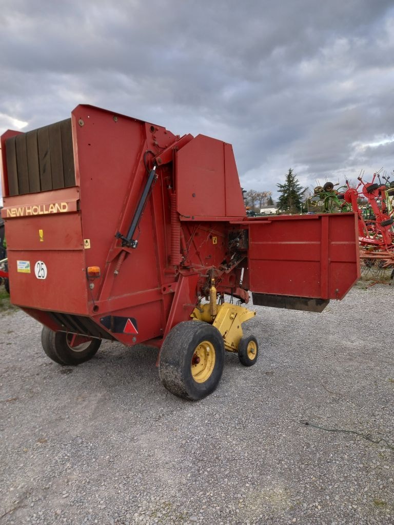Presse balles rondes NEW HOLLAND 650 - photo slide 4