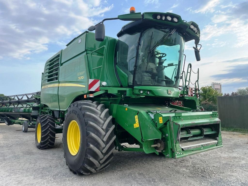 Moissonneuse JOHN DEERE T670 - photo slide 2