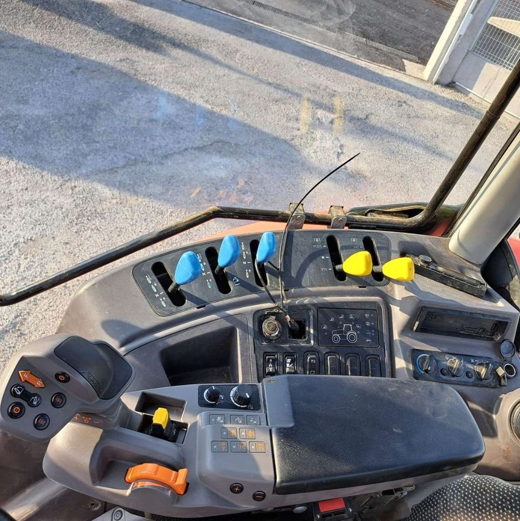 Tracteur KUBOTA M6-142 - photo slide 10