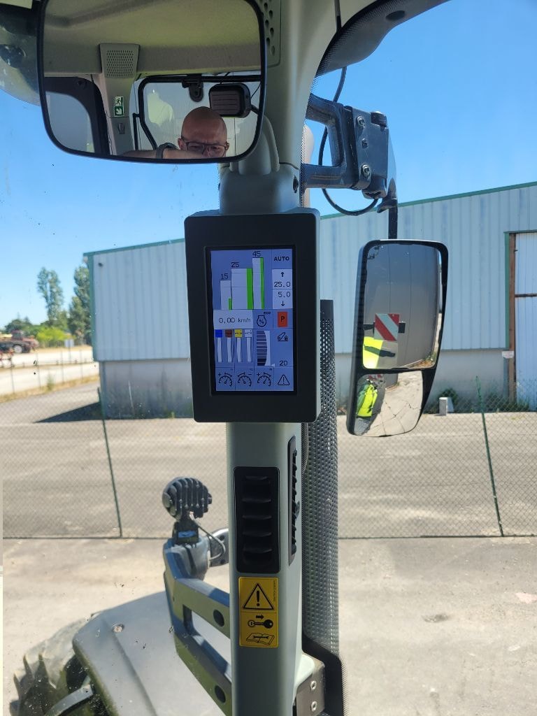 Tracteur CLAAS AXION 830 CMATIC CIS + - photo slide 24