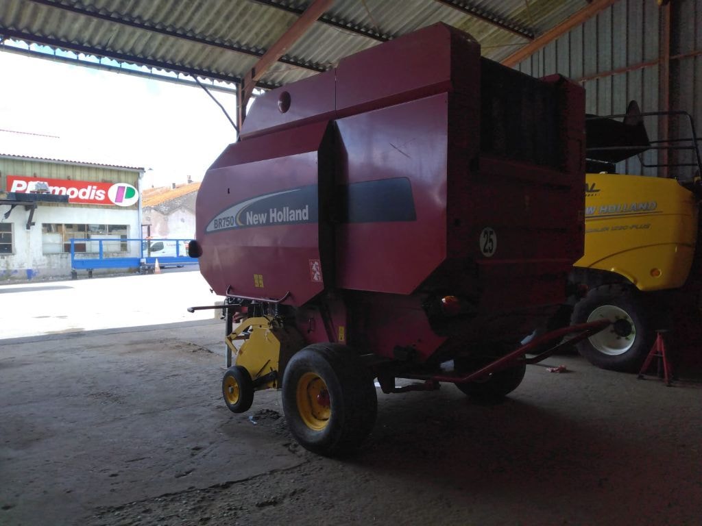Presse balles rondes NEW HOLLAND BR 750 - photo slide 13