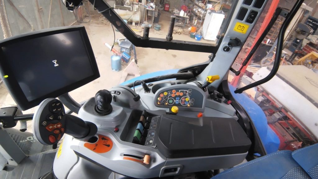Tracteur NEW HOLLAND T6.145 - photo slide 6