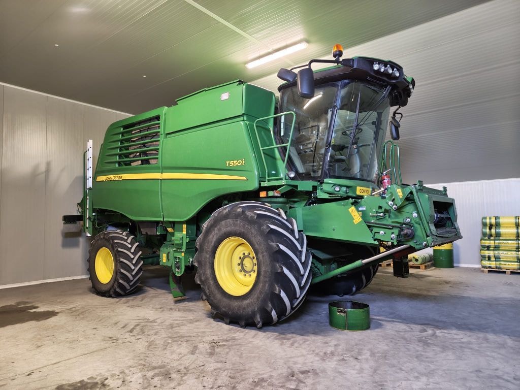 Moissonneuse JOHN DEERE T 550 I - photo slide 1